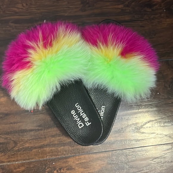 Re-colored furry sandals - Picture 2 of 2